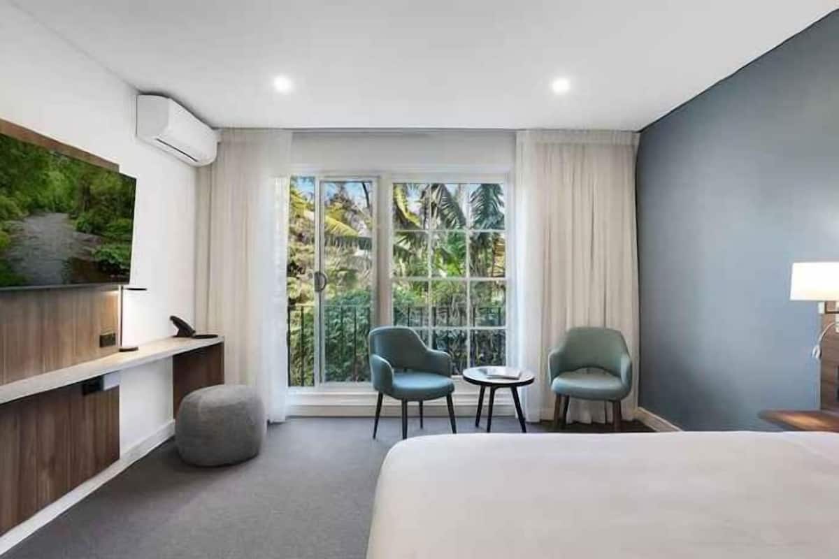 Ropa de cama de alta calidad y caja de seguridad en la habitación