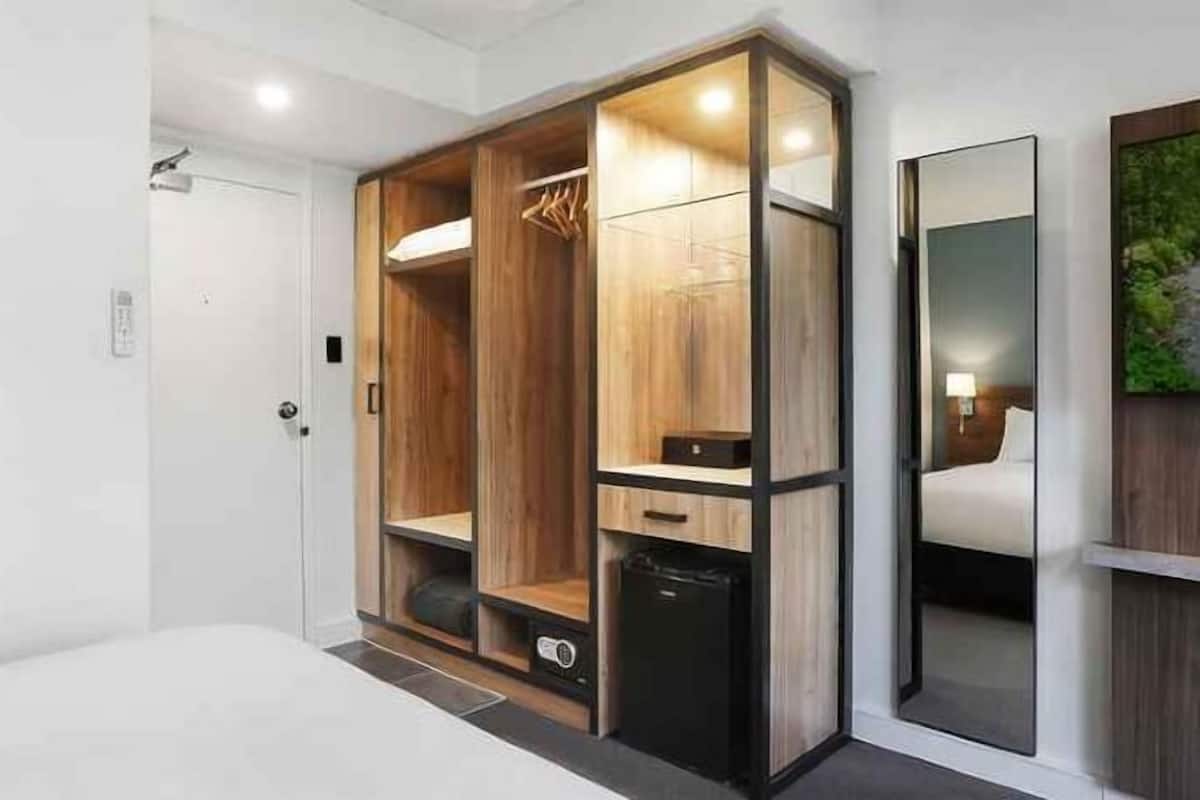 Ropa de cama de alta calidad y caja de seguridad en la habitación