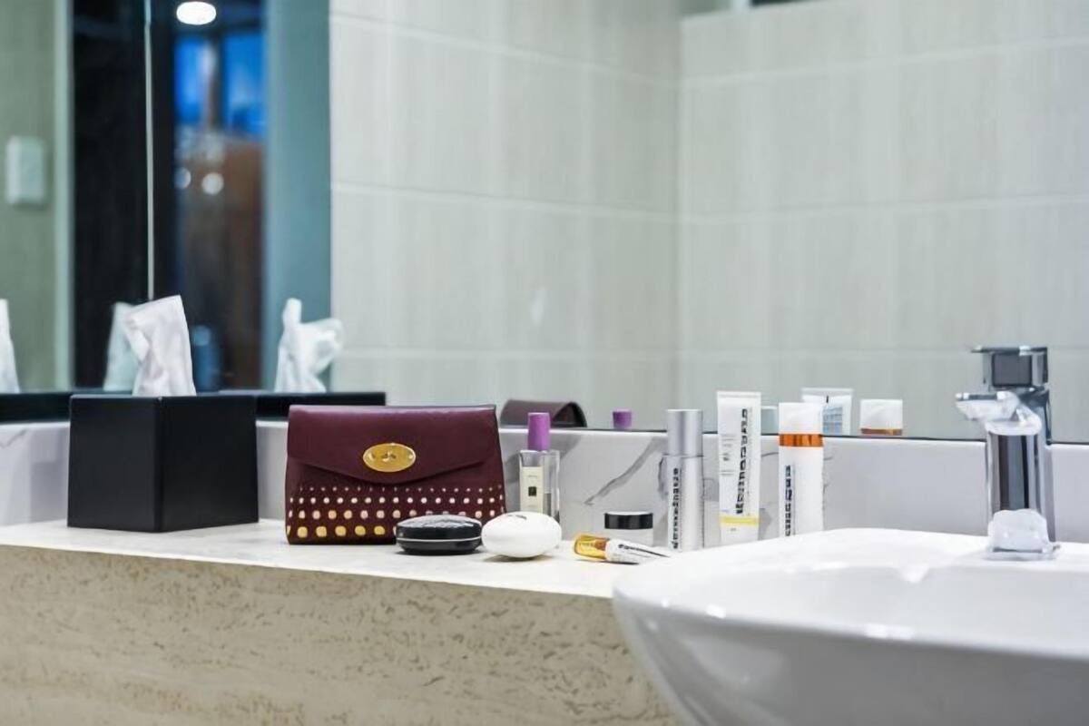 Buồng tắm vòi sen, đồ dùng nhà tắm miễn phí, máy sấy tóc, khăn tắm