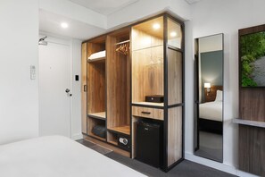 Deluxe Queen Room | 1 bedroom, premium bedding, in-room safe, individually furnished