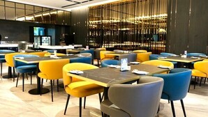 2 nhà hàng; phục vụ bữa sáng, bữa trưa và bữa tối