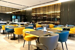 2 restaurantes; se sirven desayunos y cocina local e internacional 