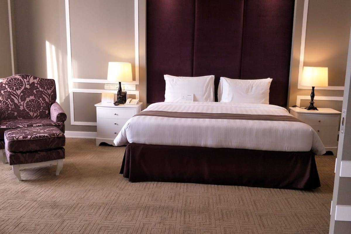 Pearl Suite (comes with free breakfast, hi tea & supper) | 1 sovrum, värdeförvaringsskåp på rummet och skrivbord
