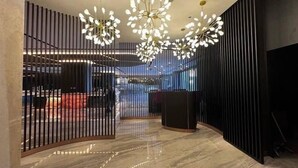 2 nhà hàng; phục vụ bữa sáng, bữa trưa và bữa tối