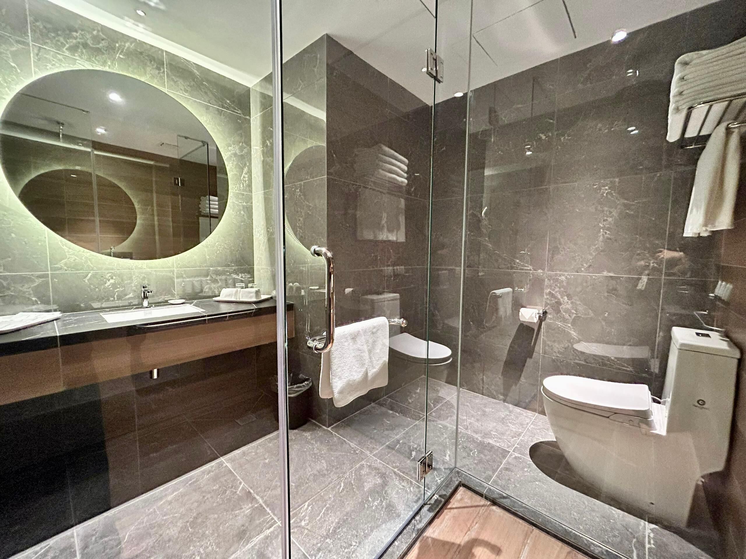 Pearl Deluxe Family | Bathroom | Hair dryer, slippers, towels