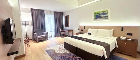 Cofres nos quartos, escrivaninha, espaço de trabalho para notebook