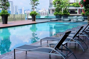 Una piscina al aire libre