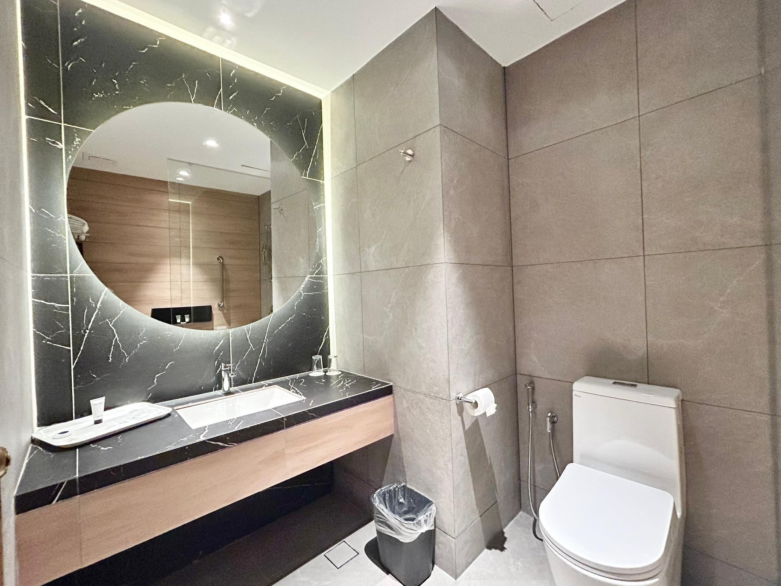 Pengering rambut, sandal,  dan handuk