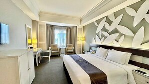 Pearl Deluxe With Bath Tub | Két bảo mật tại phòng, bàn, khu vực làm việc phù hợp cho laptop 