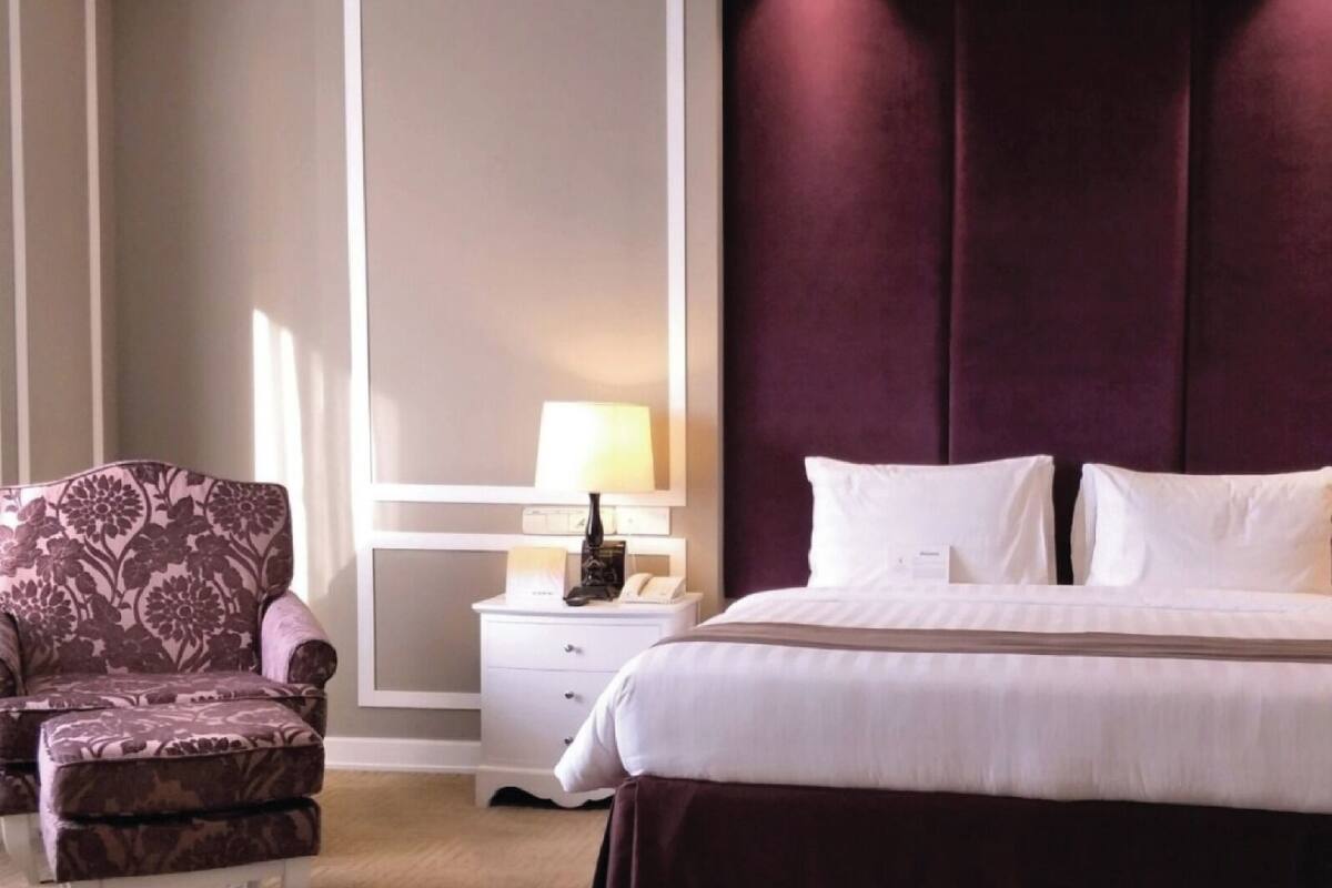 Pearl Suite (comes with free breakfast, hi tea & supper) | Zimmersafe, Schreibtisch, laptopgeeigneter Arbeitsplatz