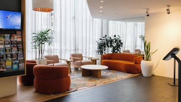 Coin salon dans le hall