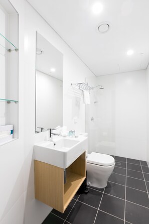 Free toiletries, hair dryer, towels, soap - Song Hotel Sydney (Sydney)