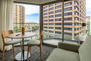 Rom – deluxe | Safe på rommet, blendingsgardiner, lydisolert og strykejern/-brett