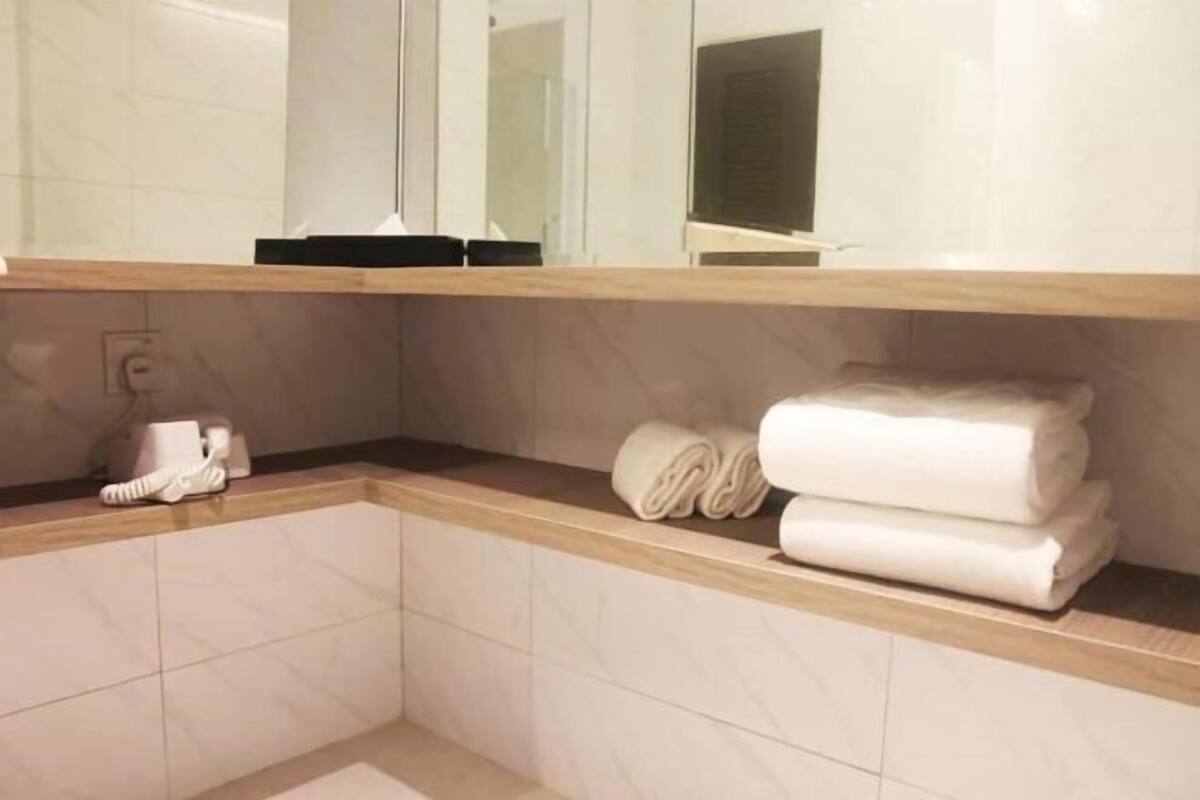 Shower, free toiletries, towels