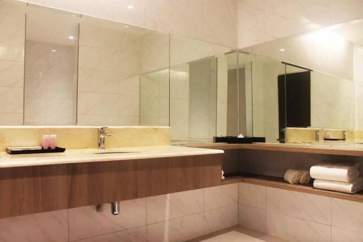 Shower, free toiletries, towels