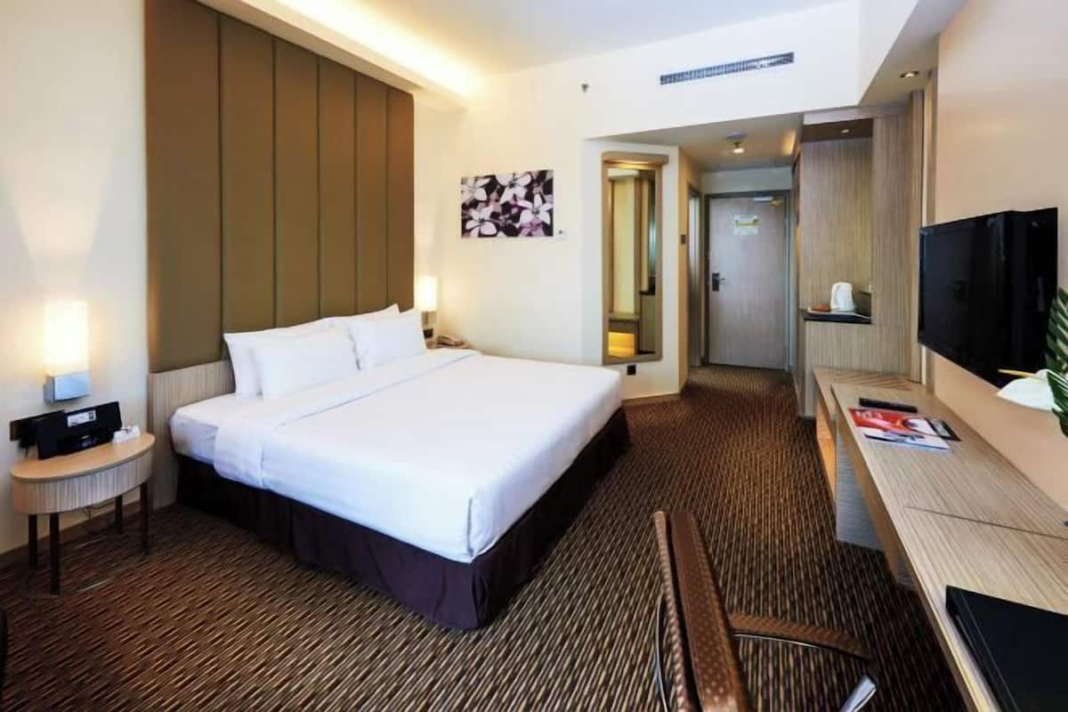In-room safe, desk, iron/ironing board, free WiFi