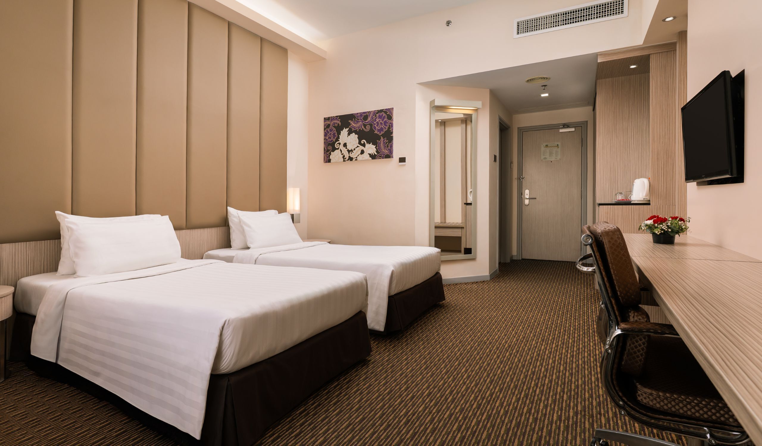 Rom – premier | Safe på rommet, skrivebord, strykejern/-brett og wi-fi (inkludert)