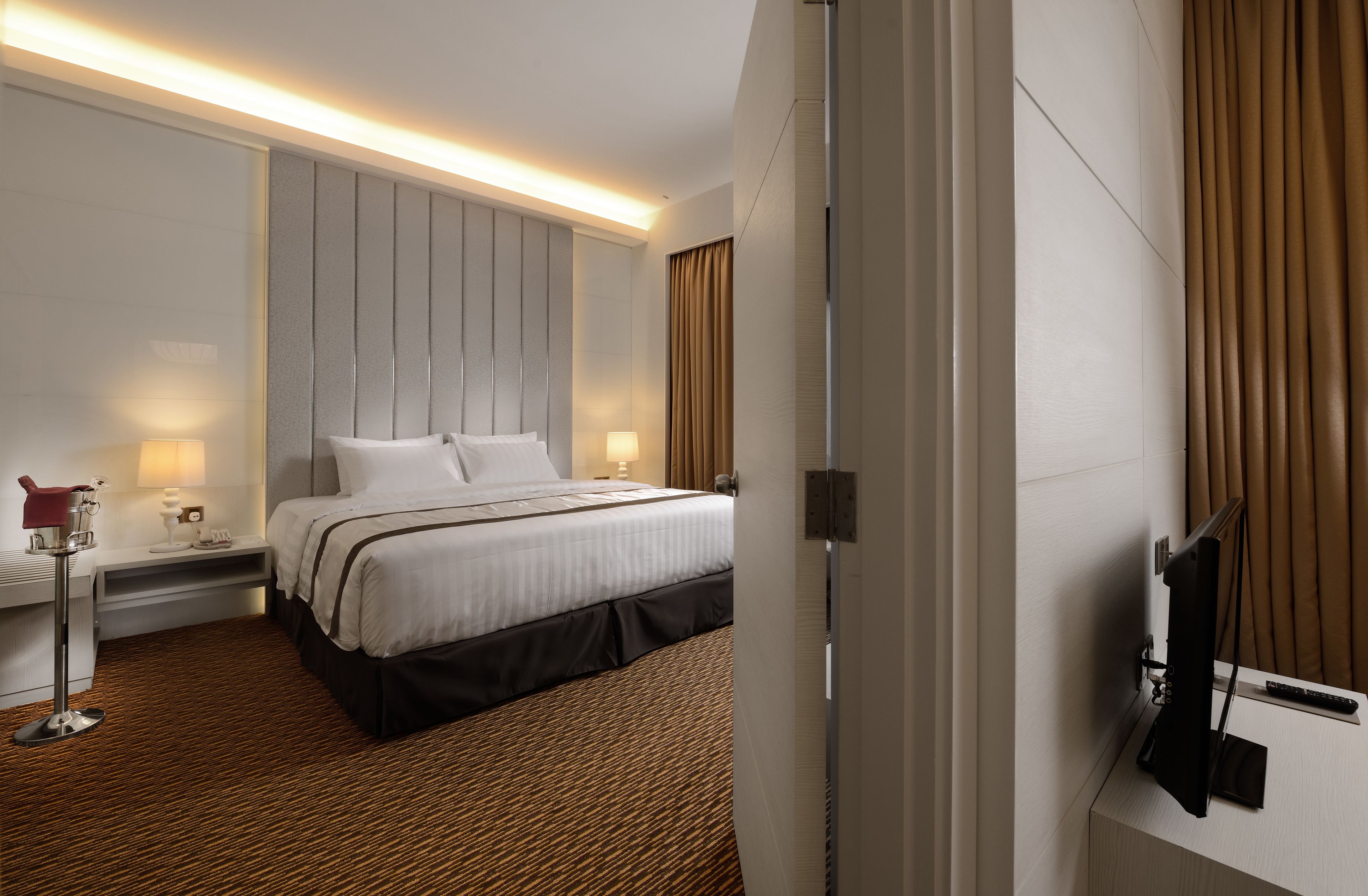 in-room safe, desk, laptop workspace, blackout curtains