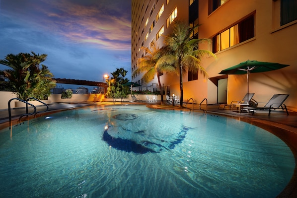 Una piscina al aire libre