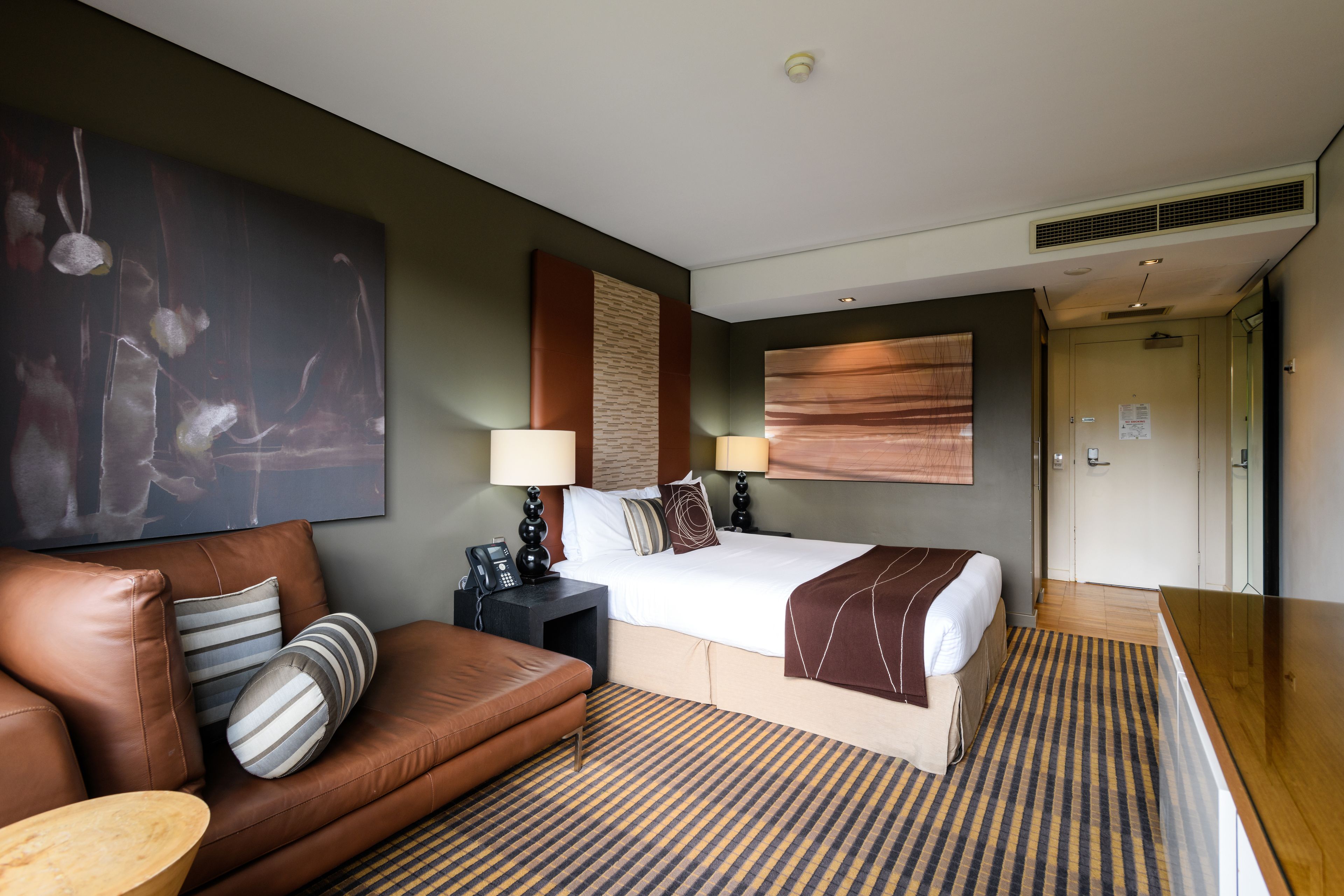 standard queen room | minibar, in-room safe, desk, iron/ironing board