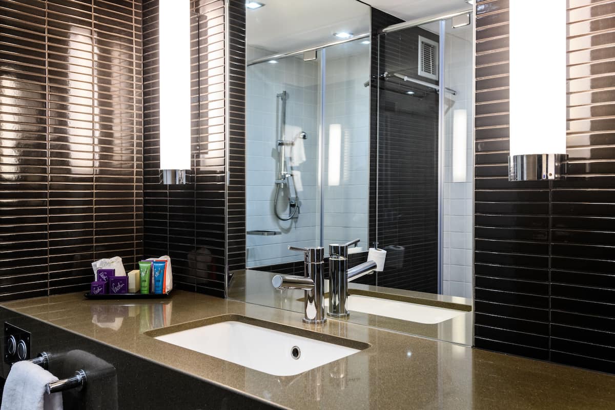 standard twin room | minibar, in-room safe, desk, iron/ironing board