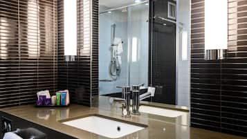 Standard Twin Room | Minibar, in-room safe, desk, iron/ironing board