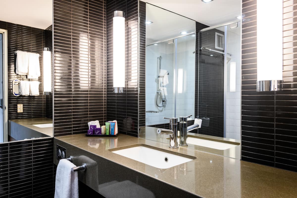 standard queen room | bathroom | shower, hair dryer, towels