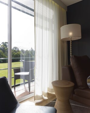 Standard Queen Room | Minibar, in-room safe, desk, iron/ironing board
