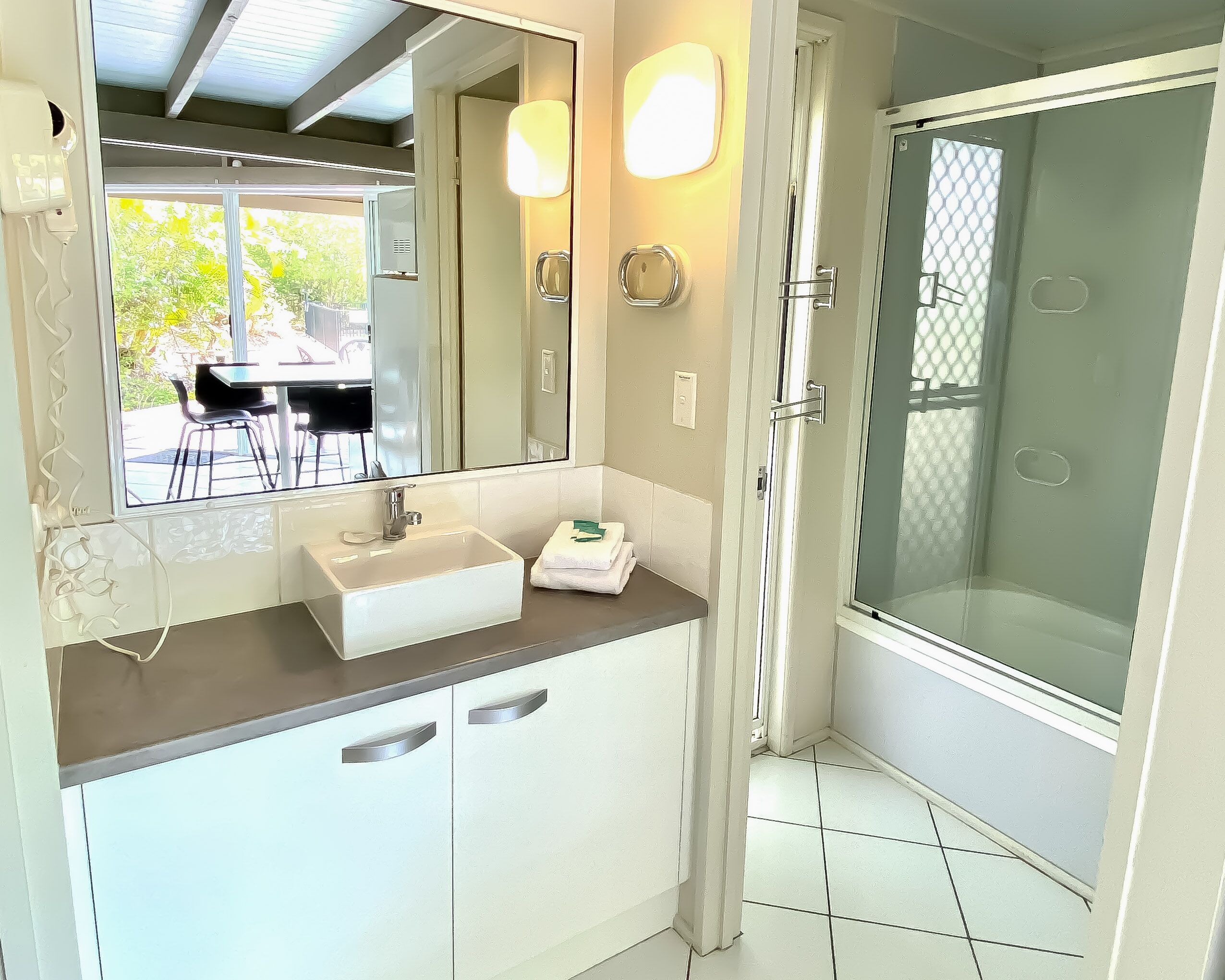 Combined shower/bathtub, hair dryer, towels
