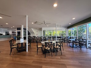 Breakfast and dinner served - Kellys Beach Resort (Bargara)