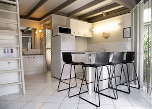 Villa | Eigene Küche | Kühlschrank, Mikrowelle, Herdplatte, Wasserkocher mit Kaffee-/Teezubehör
