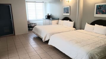 Two King Beds Non Smoking | ์ฑ
์, ์๋ง ์ปคํผ, ๋ฐฉ์ ์ค๋น, ์ธํฐ๋ท