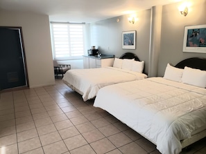Two King Beds Non Smoking | Schreibtisch, Verdunkelungsvorhänge, schallisolierte Zimmer