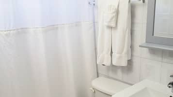 Ein Badezimmer mit Toilette, Waschbecken und Duschvorhang.