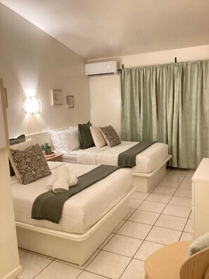Habitación, vista al océano | Escritorio, cortinas blackout y tabla de planchar con plancha 
