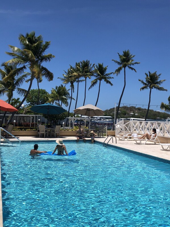 Piscine extérieure, parasols, chaises longues