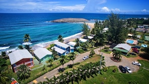 Na praia, espreguiçadeiras, guarda-sóis, toalhas de praia 