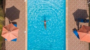Piscine extérieure, parasols de plage, chaises longues