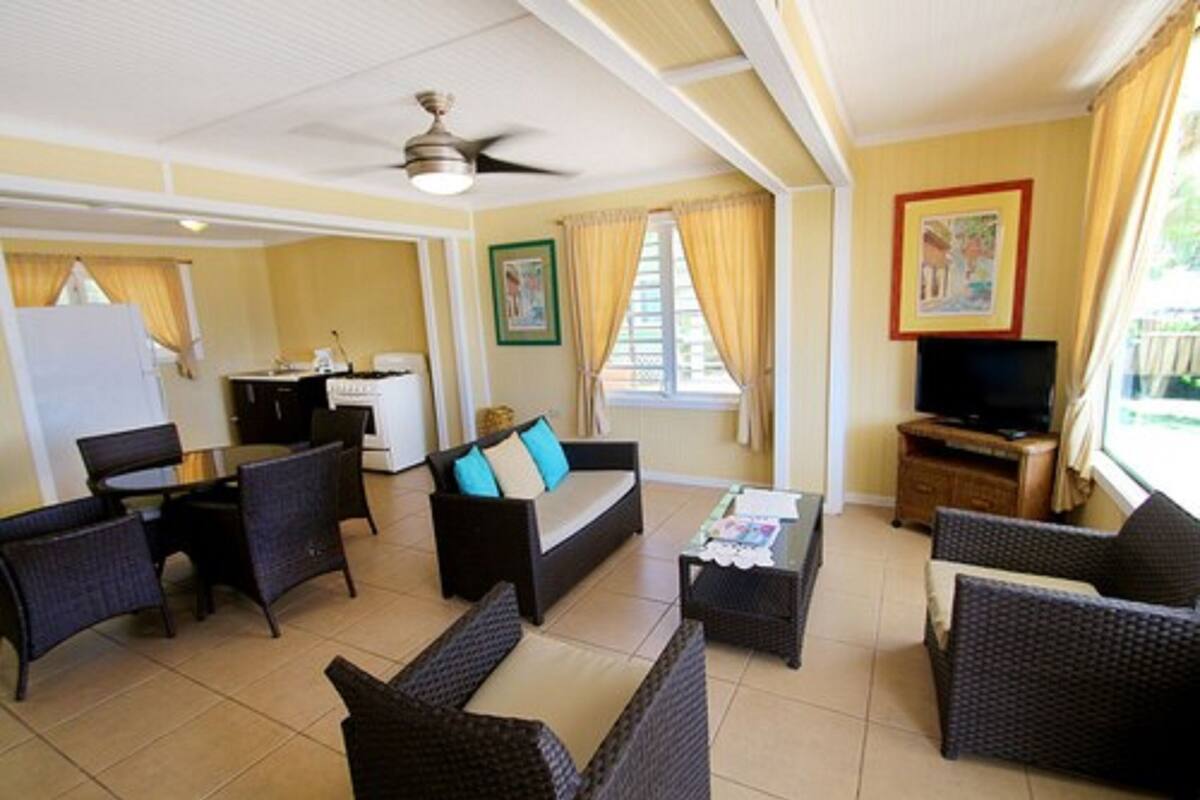 Vila, 2 quartos, vista para o jardim | Área de estar | Smart TV 32 polegadas com canais a cabo