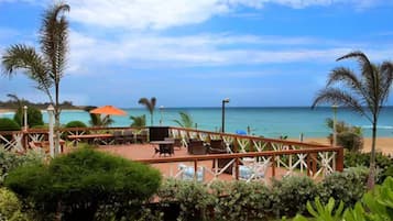 Se sirven desayunos y almuerzos; cocina caribeña; con vista a la playa