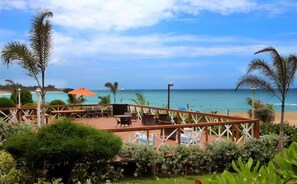 Se sirven desayunos, comidas y cocina caribeña con vista a la playa