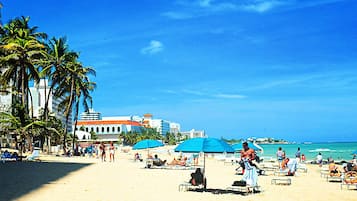 Nära stranden och vit sandstrand