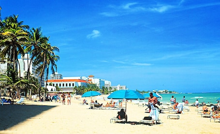 Una playa cerca, arena blanca
