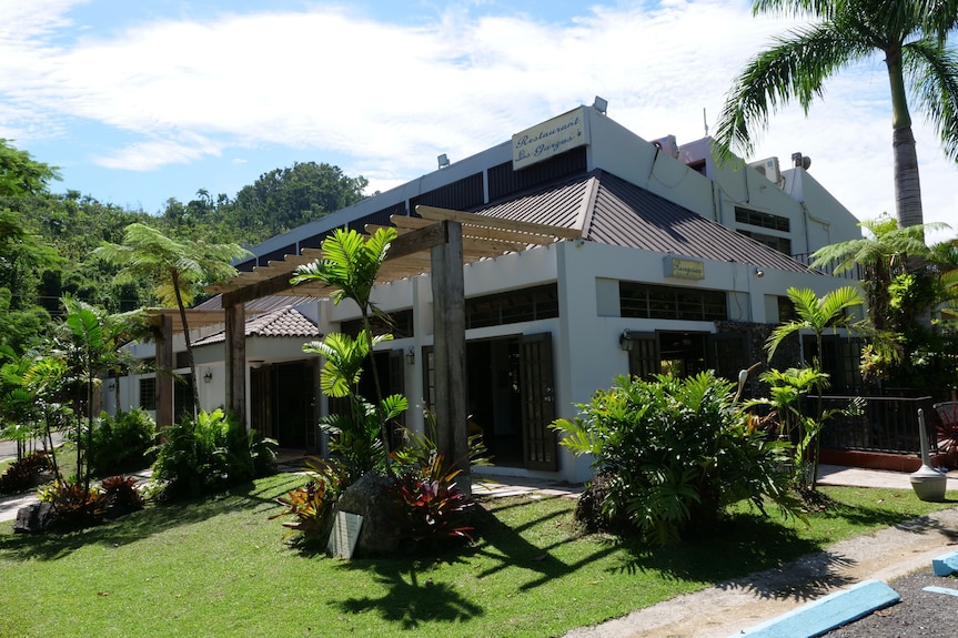 Alojamiento rural en montaña de Puerto Rico con vista de fincas y naturaleza — rural mountain lodge in Puerto Rico