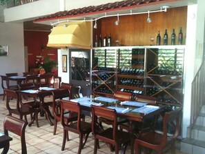 Café da manhã com pratos da culinária local grátis todos os dias