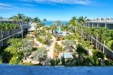 Deluxe Room, Ocean View | In-room safe, individually decorated, individually furnished