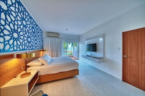 Suite, 1 chambre, coin cuisine, vue plage | Coffres-forts dans les chambres, décoration personnalisée