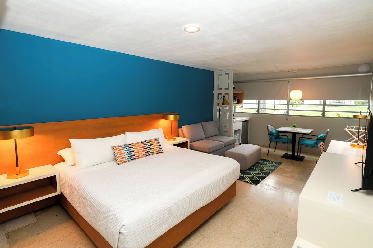 Estudio, 1 cama King size, cocineta | 1 habitación y caja de seguridad en la habitación