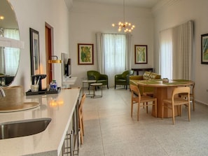 Suite, 1 chambre, coin cuisine, vue plage | Coin séjour