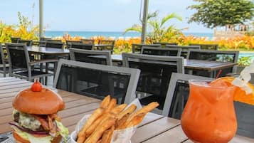 Bar en bord de piscine